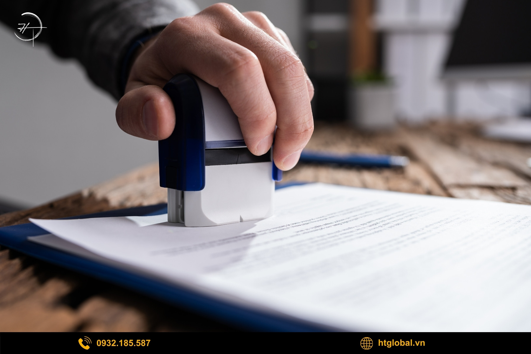 Vì sao nên chọn dịch vụ làm giấy phép lao động & thẻ tạm trú của HT | 弘信?